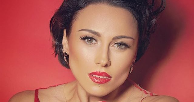 Обнаженная Кумейко выбирает утренний напиток