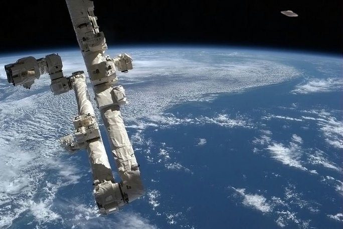 Возле МКС обнаружили радужное НЛО