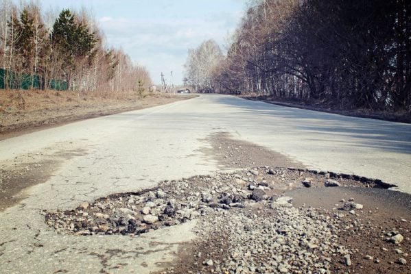 Глава Укравтодору намацав “дно” українських доріг
