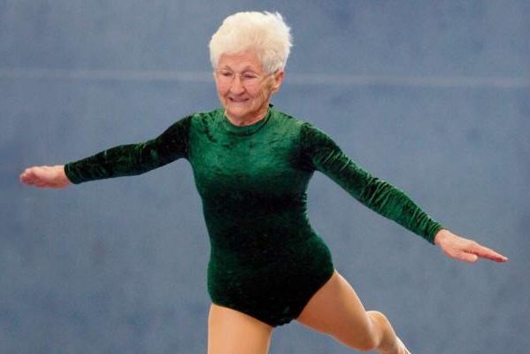 91-летняя гимнастка показала спортивные трюки на брусьях
