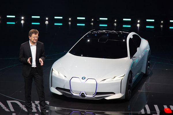 Конкурент Tesla Model S — космічний електрокар з прозорим дахом від BMW