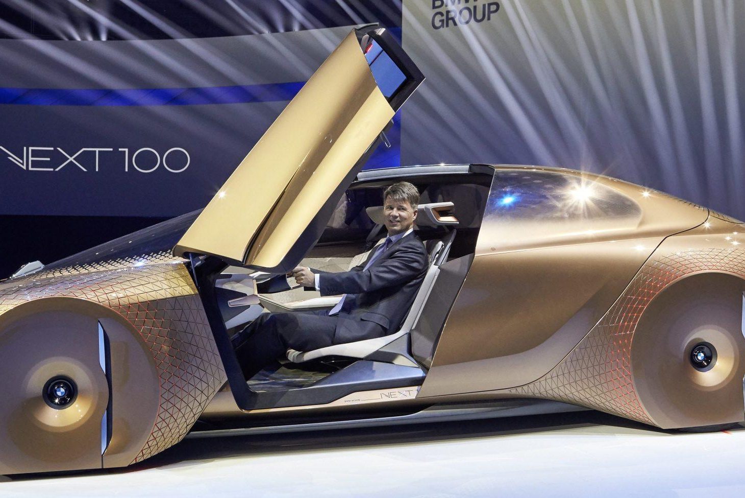 Запас ходу у 700 км: конкурент Tesla від BMW