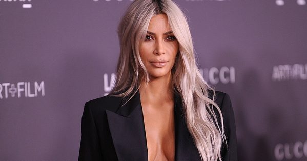 Кардашьян в облегающем платье с голой спиной