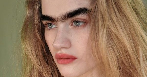 Густая монобровь: модель покорила Instagram новым трендом