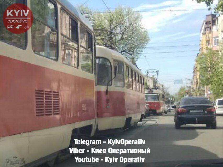 У Києві герою парковки залишили побажання на дверях і бампері Фото 1