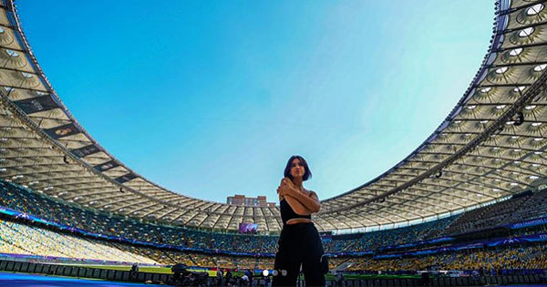 Финал ЛЧ в Киеве: Дуа Липа позирует на Олимпийском