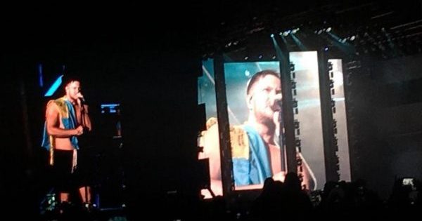 Imagine Dragons в Киеве: Дэн Рейнольдс вышел на сцену с флагом Украины