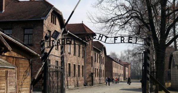 Турист, який вирізав своє ім’я на стіні Освенцима, може сісти на 10 років