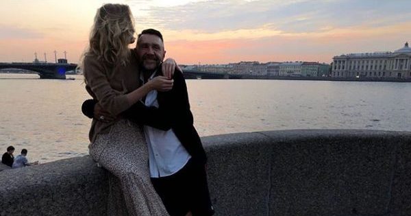 Я ніяк не холостяк: Шнуров одружився і показав обраницю