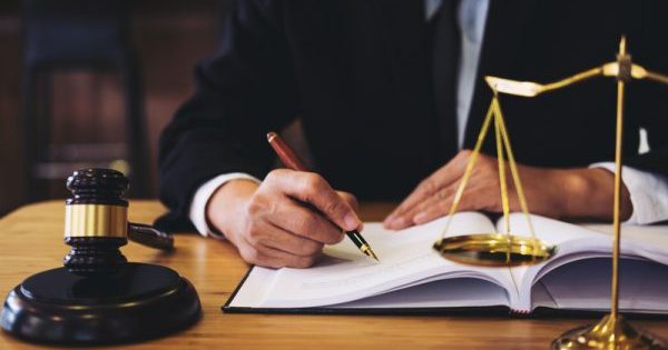 Подарунок юристу – 7 ідей, чим здивувати людей у костюмах