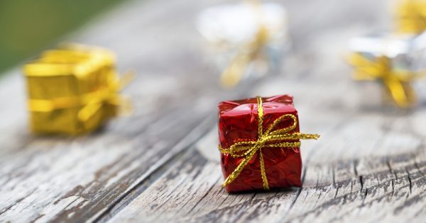 Новорічні подарунки до 300 грн: купити усім і не розоритися