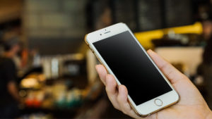 Пользователи iPhone смогут разблокировать телефон, не снимая маски