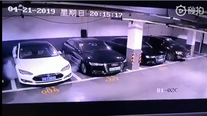 Tesla Model S вибухнула на парковці в Шанхаї
