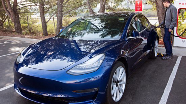 Tesla навчить електрокари об’їжджати ями