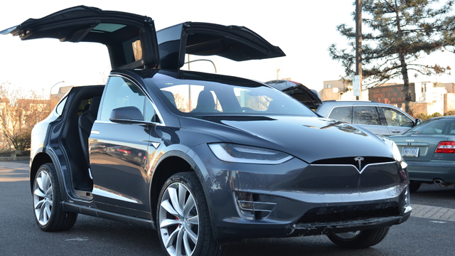 Tesla запустить службу безпілотного таксі