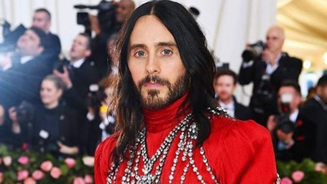 Met Gala 2019: 7 глаз Эзры Миллера, две головы Джареда Лето и крылья Билли Портера