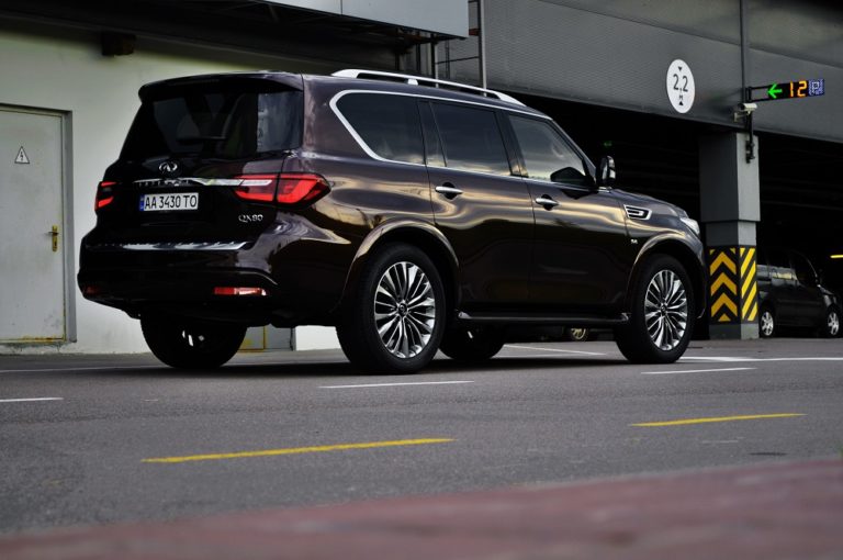 Тест-драйв Infiniti QX80: размер имеет значение Фото 1