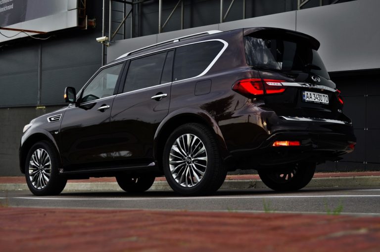 Тест-драйв Infiniti QX80: размер имеет значение Фото 15