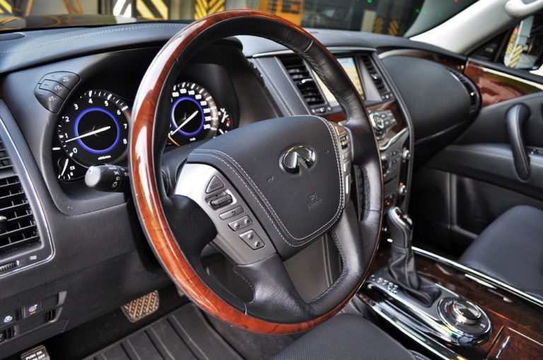 Тест-драйв Infiniti QX80: размер имеет значение Фото 4