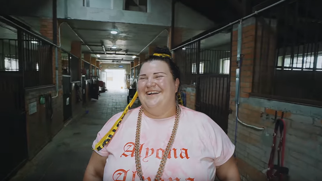 Alyona Alyona випустила кліп на пісню Велика й смiшна