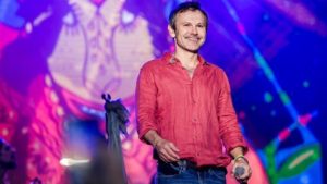 Вакарчук спел с уличными музыкантами во Львове