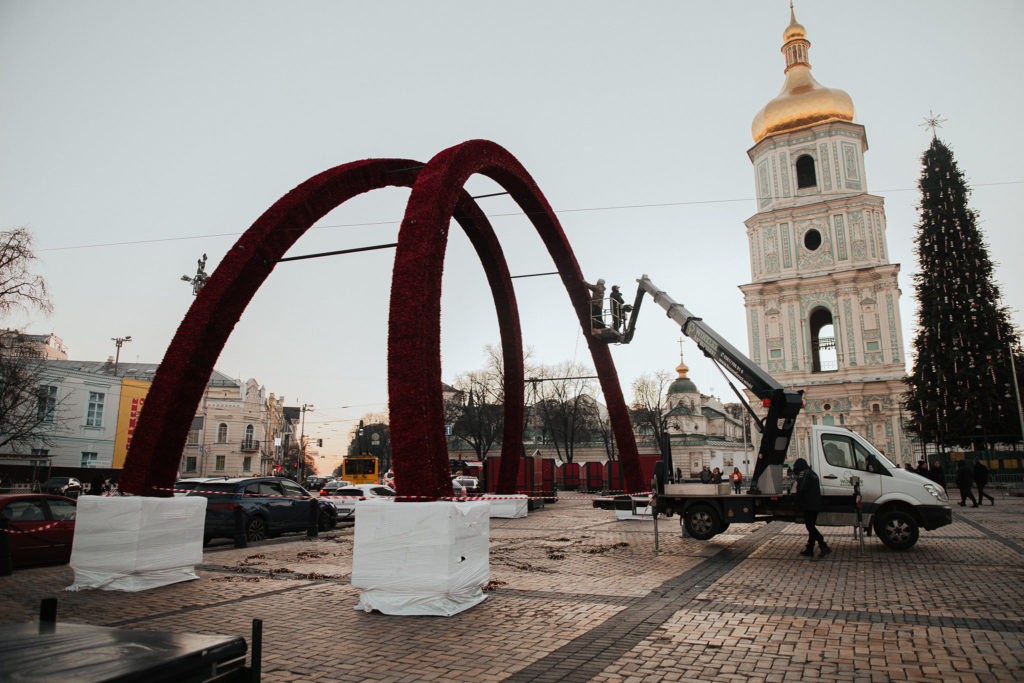 В Киеве на Софийской площади установили главную елку