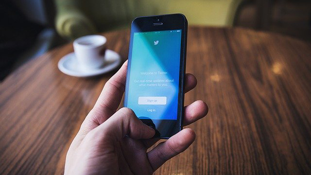 Twitter начнет маркировать и удалять фейковые фото и видео