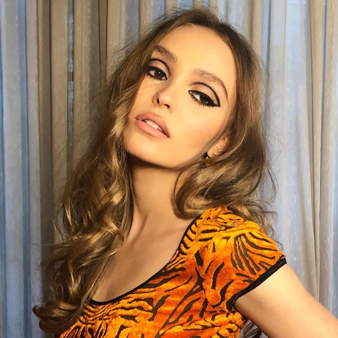 Дочка Джонні Деппа прийшла на церемонію BAFTA в прозорій сукні без білизни