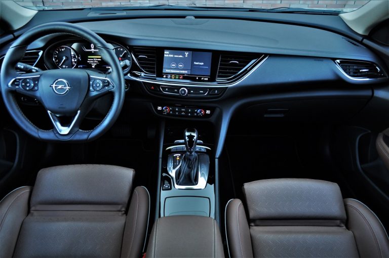 Тест-драйв Opel Insignia: суворий німець Фото 2