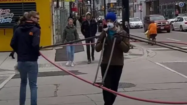 Канадец забавным видео доказал, что сохранять социальную дистанцию невозможно