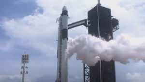 Корабль Crew Dragon с двумя астронавтами NASA запустили на МКС