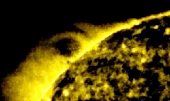 НЛО на знімку NASA: біля Сонця виявили сферу в 25 разів більшу за Землю