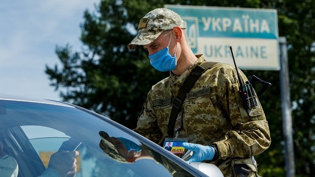За что могут не выпустить за границу из Украины