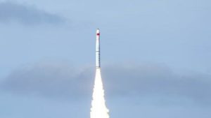 Китай впервые запустил ракету морского базирования