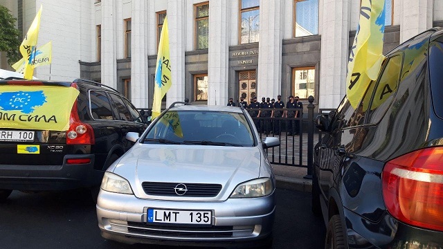 Під Радою євробляхери вимагають здешевити розмитнення авто