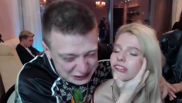 Стрімер Мелстрой у прямому ефірі вдарив обличчям об стіл Олену Єфремову (18+)