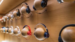Apple останавливает продажи наушников и колонок своих конкурентов