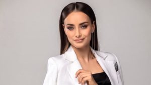 Глибоке декольте та сукні до підлоги: топ найсексуальніших образів Холостячки
