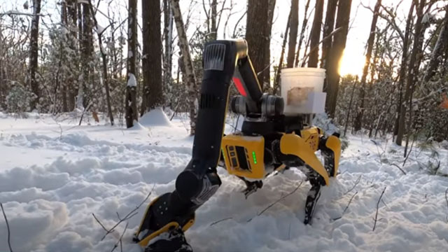 Роботов Boston Dynamics научили собирать мусор, сажать цветы и рисовать мелом