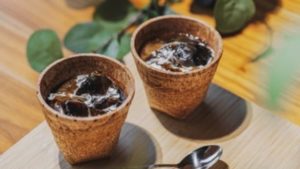 Со вкусом креветок и шоколада: в Японии создали съедобные стаканы для пива