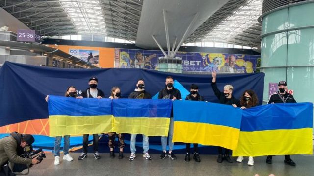 Гурт Go-A сфотографувався на тлі українського прапора перед поїздкою на Євробачення