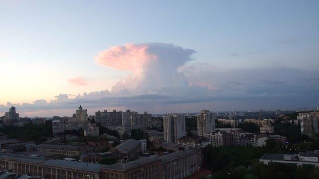 “Атомный гриб” над Киевом: синоптики объяснили явление