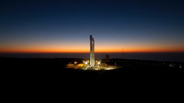 NASA повністю зібрало ракету, яка доставить астронавтів на Місяць