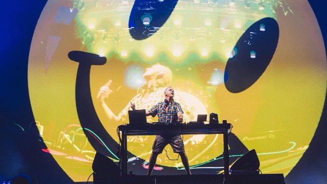 Безудержные танцы и оригинальный видеоряд: Fatboy Slim зажгли на Atlas Weekend