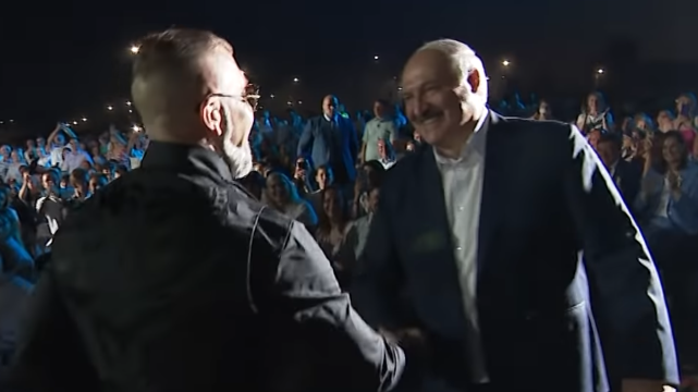 Репер Серьога під час концерту в Білорусі обійнявся з Лукашенком