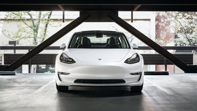 Tesla показала “знущання” над електрокарами: все заради якості