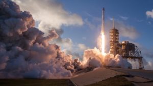 Круче чем в фильмах: Rocket Lab впервые поймали ракету с помощью вертолета