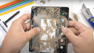 Царапали ножом и жгли огнем: краш-тест складного Galaxy Fold 3