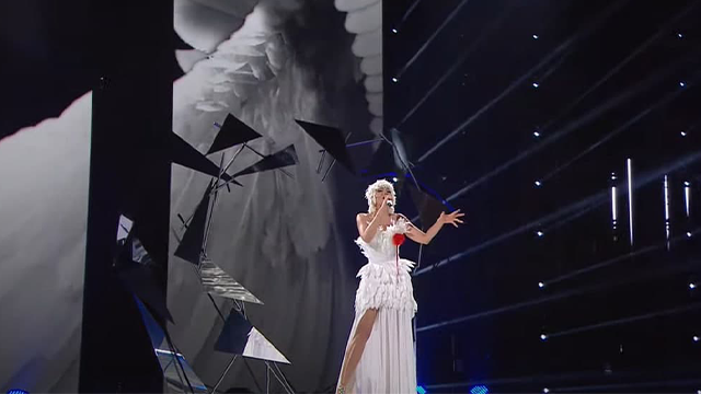 Полякова в перьях и с глубоким разрезом перепела хит Сіла птаха