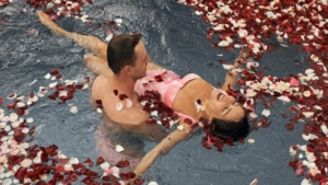 Гаряча фотосесія у басейні та екстремальне побачення: як пройшов 2 випуск Холостячки
